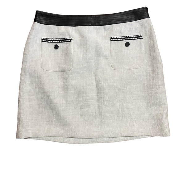 KARL LAGERFELD PARIS
Tweed Skirt
NWT 
Size:14
Color: white and black - Picture 4 of 8